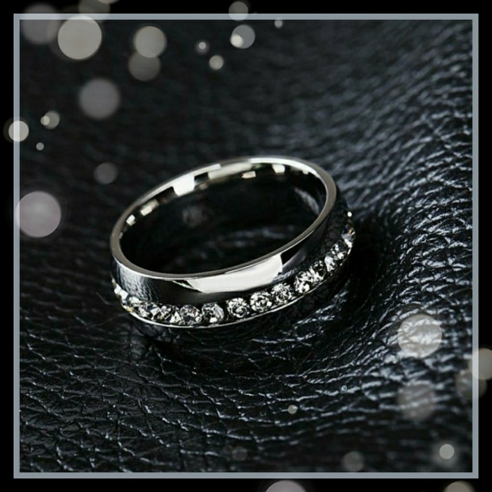 🆕️🆑️ Titanium White Sapphire Ring Solid Titanium Encrusted w/ White Sapphires - Picture 4 of 9